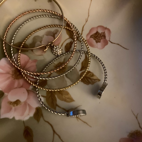 Five Bangle Bracelets. Various colors. Gold, Rose Gold, Silver. - Picture 2 of 7